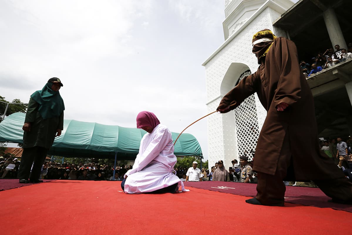 Acehissa Indonesiassa on voimassa sharia-laki, jonka rangaistuksiin kuuluvat julkiset raipparangaistukset.