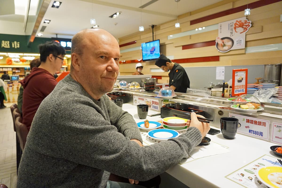 Teppo Turkki sushiravintolassa.