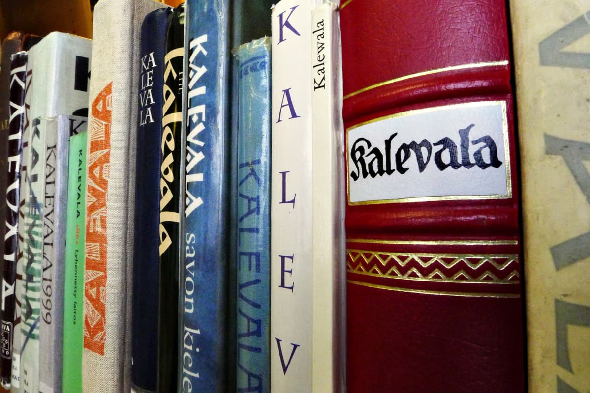 Kalevalakirjoja hyllyssä.