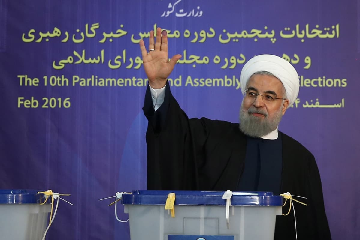 Rouhani huiskuttaa käytyään äänestämässä.