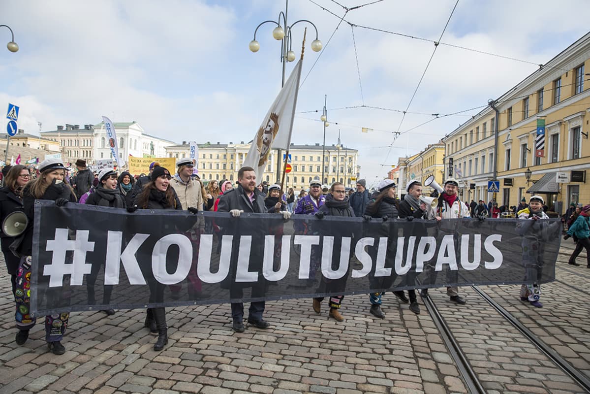 Opintotukimielenosoitus Helsingin Senaatintorilla.