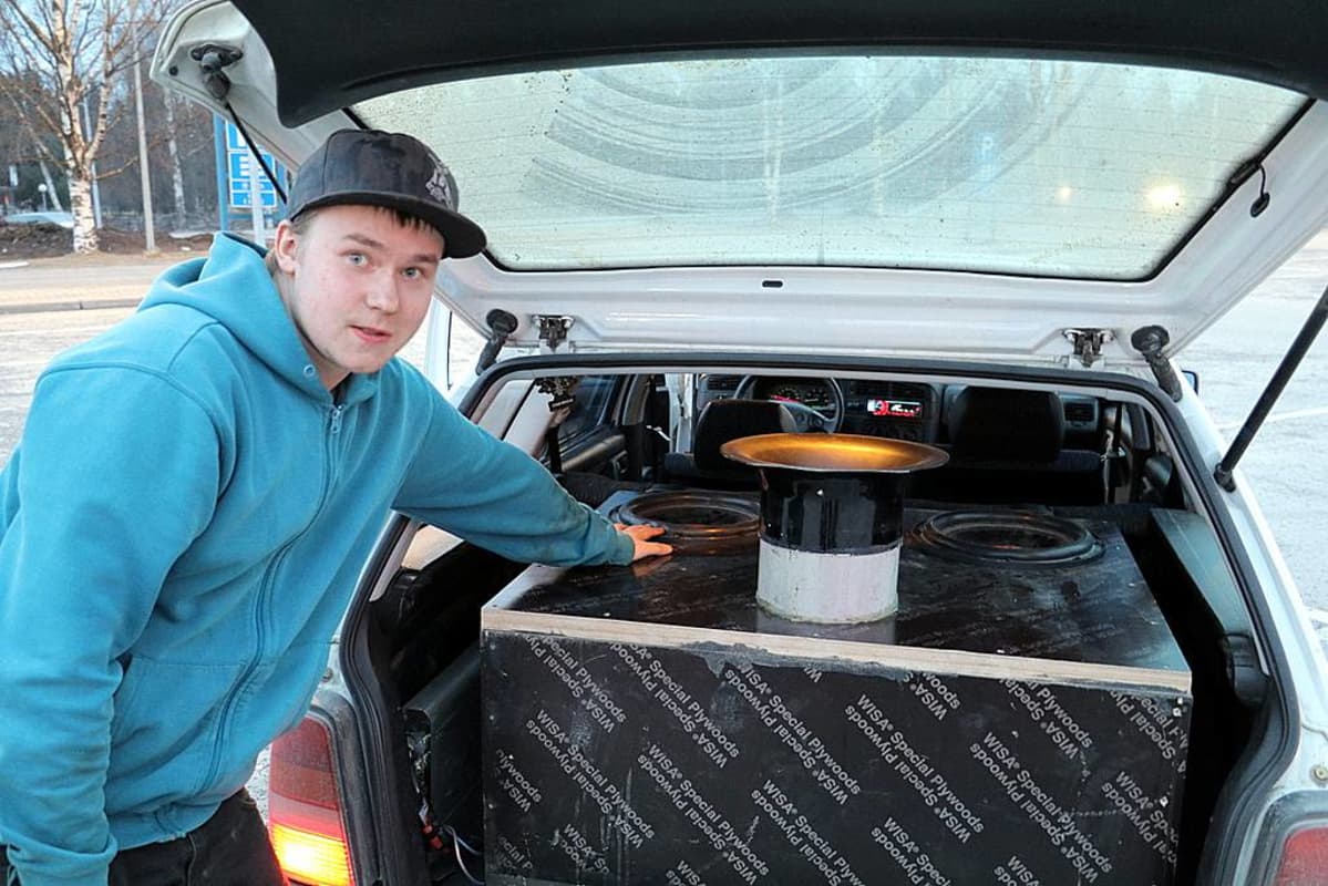 Ville Oulusta esittelee autonsa takakonttia.