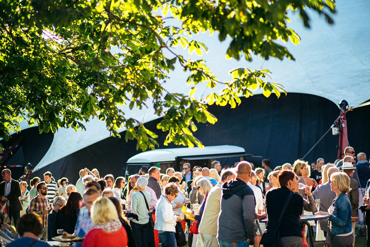 ihmisiä Huvila-teltan edustalla