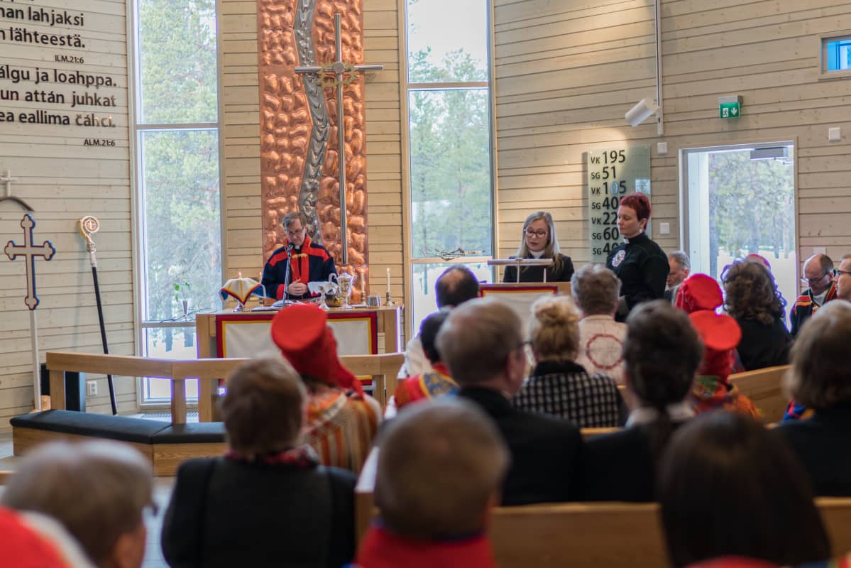 Utsjoen kirkkoherra Arto Seppänen (vas.), saamelaispappi Mari Valjakka ja saamelaistyön sihteeri Erva Niittyvuopio 18.4.2016.
