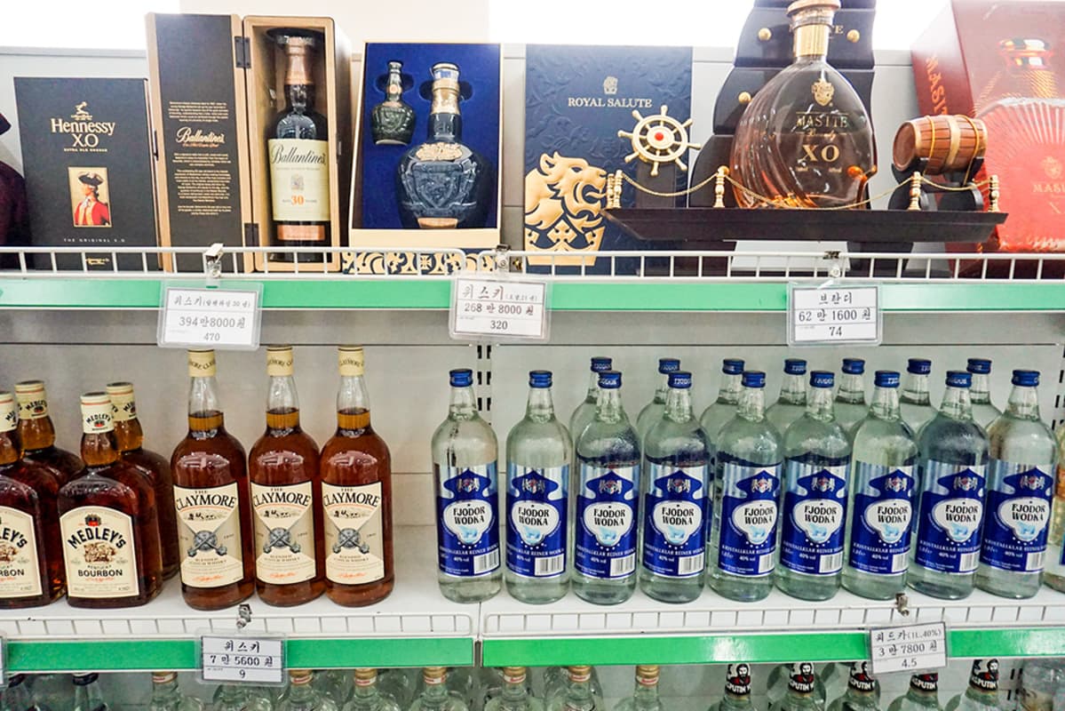alkoholipulloja hyllyssä
