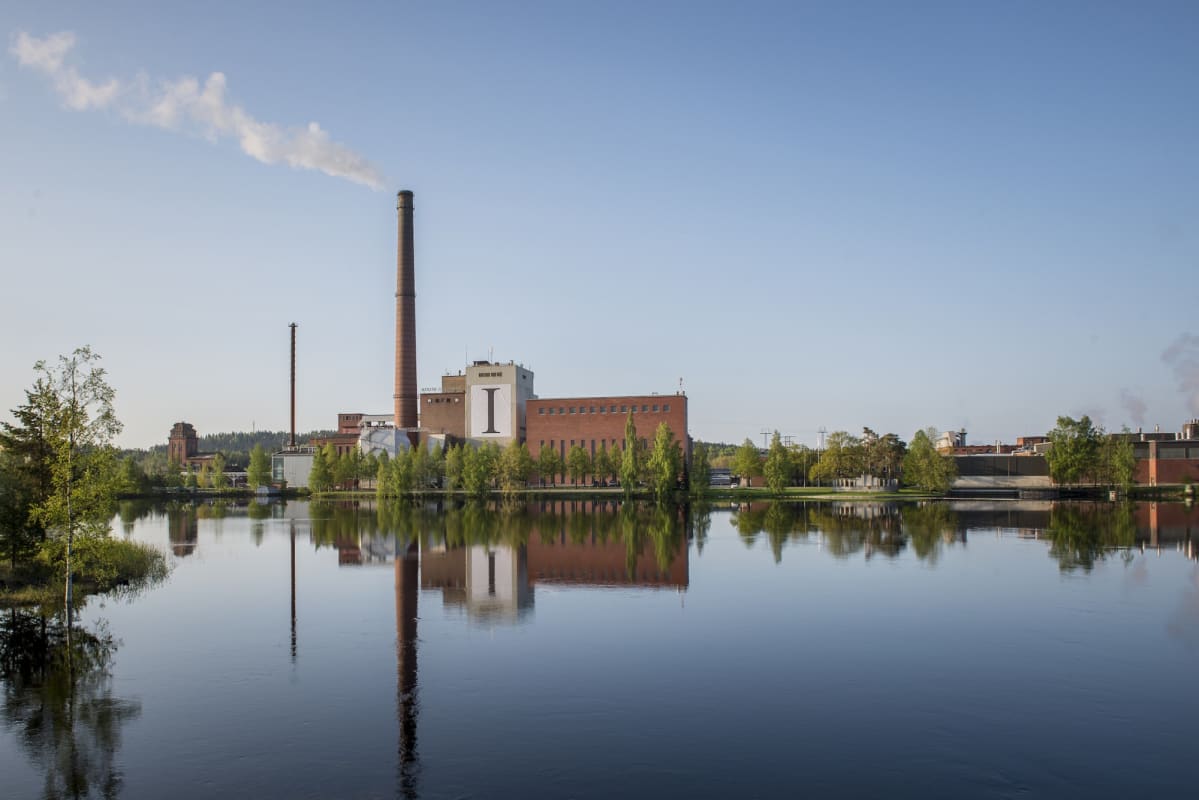Wallingerin omakuva tehtaan ulkoseinässä