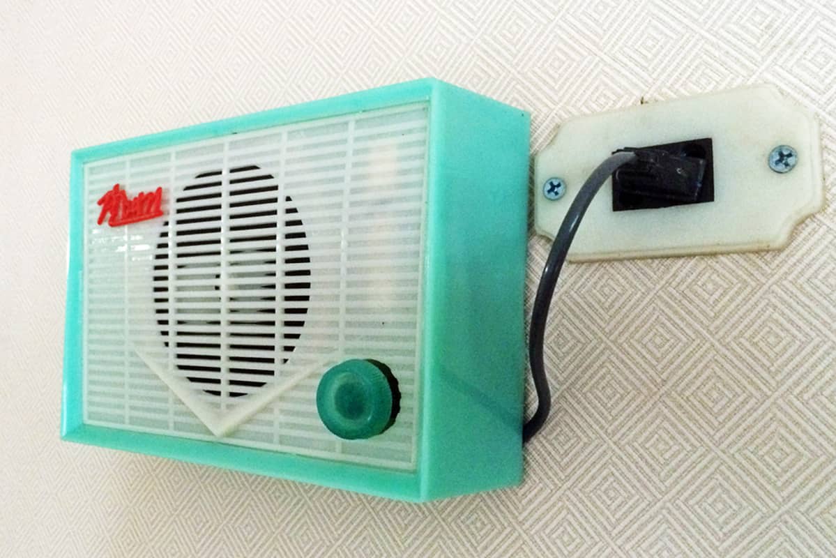 Kaapeliradio. Joka kodissa on kaapeliradio, jonka kautta viranomaiset välittävät propagandaansa. Kiellettyjä ovat sellaiset radiot, joiden taajuuden voisi valita vapaasti.