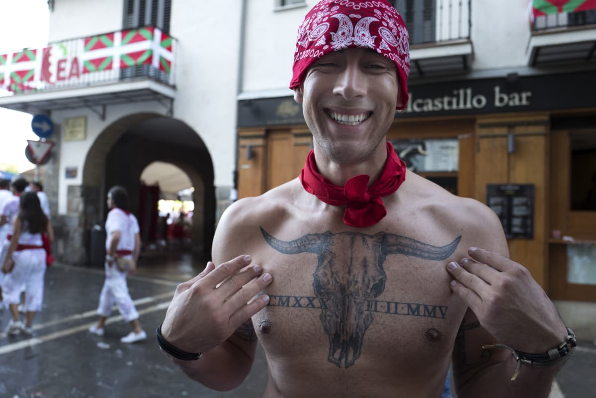 Alberto Virgen Los Angelesista esittelee tatuointiaan.