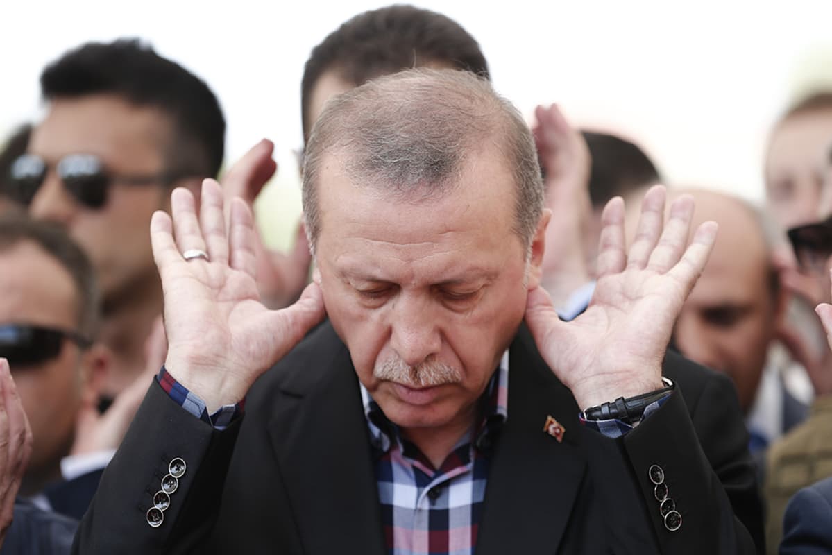 Turkin presidentti Recep Tayyip Erdoğan hautajaisissa.