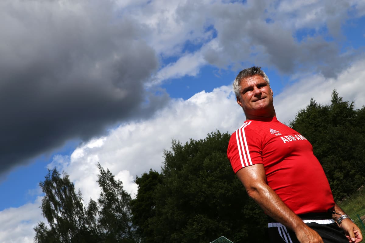 Ajaxin akatemian valmentaja Peter van der Hengst seisoo jalkapallokentällä.