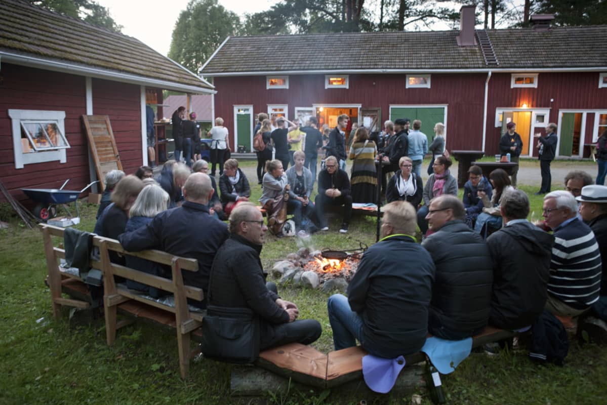 Tunnelmia Kuhmon Kamarimusiikki -festivaalin iltanuotiolta.