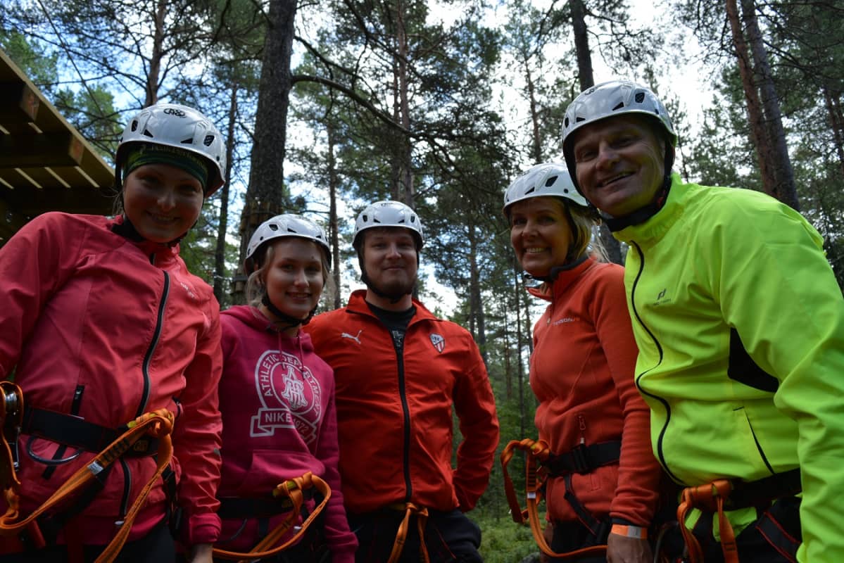 perhe seikkailupuistossa