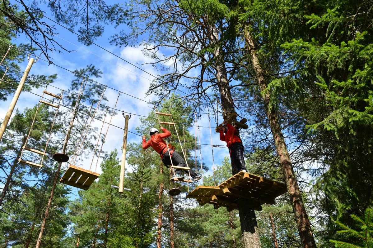 kiipeilijöitä seikkailu-urheilupuistossa