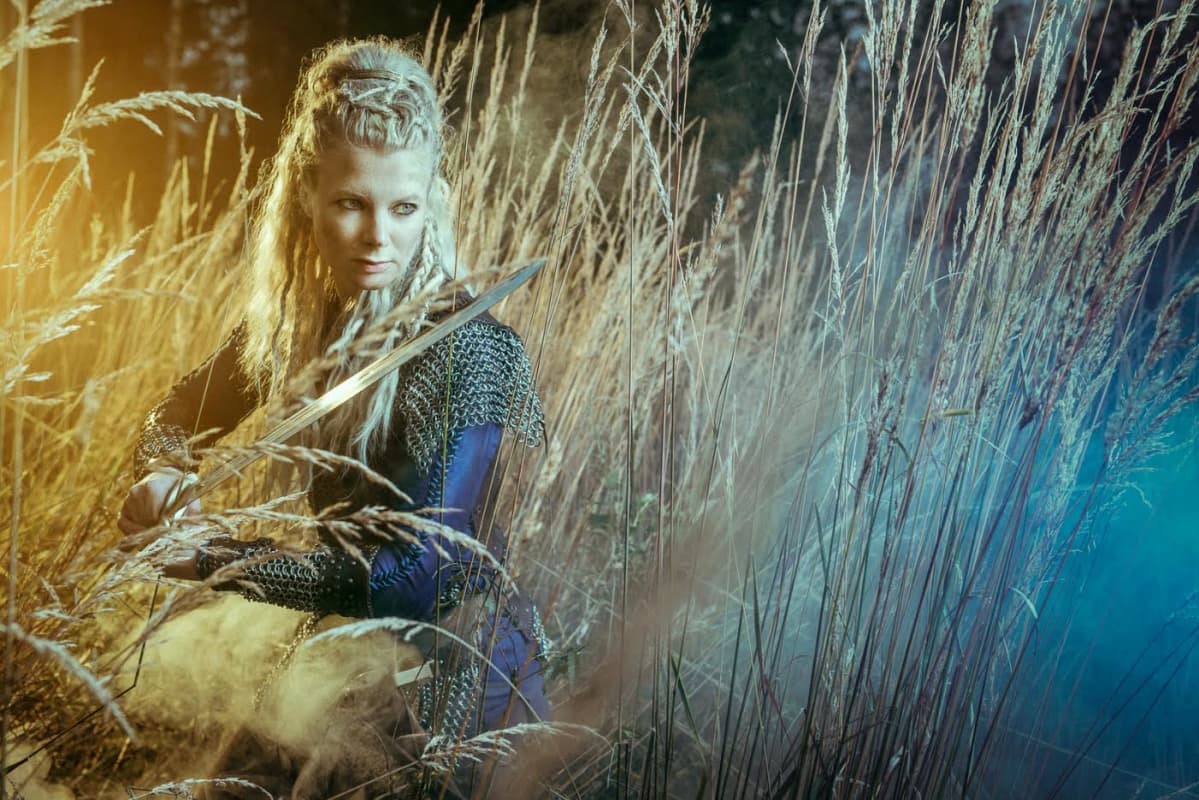 Nainen miekan kanssa. Valokuvaaja Antti Karppisen valokuva, joka jäljittelee Vikings televisiosarjan fantasiatyyliä.