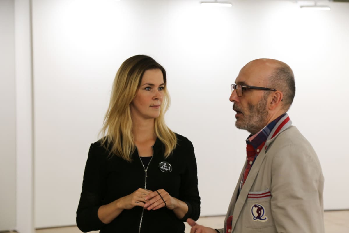 ArtHelsinki -tapahtuman taiteellinen johtaja Aura Seikkula ja Espacio Mínimon galleristi Luis Valverde Espejo.