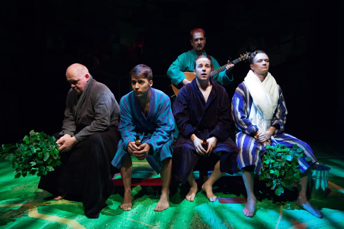 Mikkelin teatterin näyttelijät saunatakeissa. Kaikki tahtoo rakastaa -näytelmä.