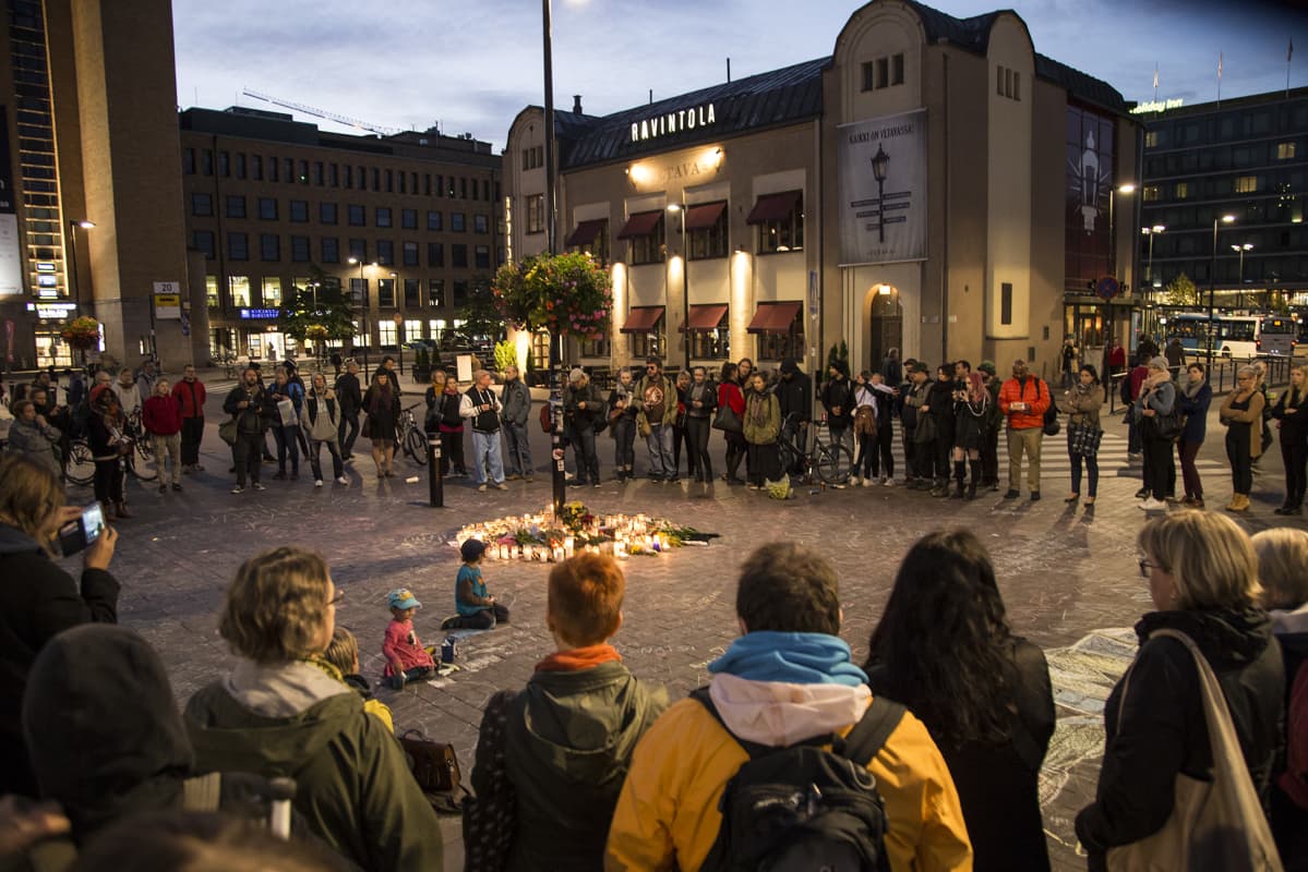 Helsingin Asema-aukiolla järjestettiin muistotilaisuus 18. syyskuuta.