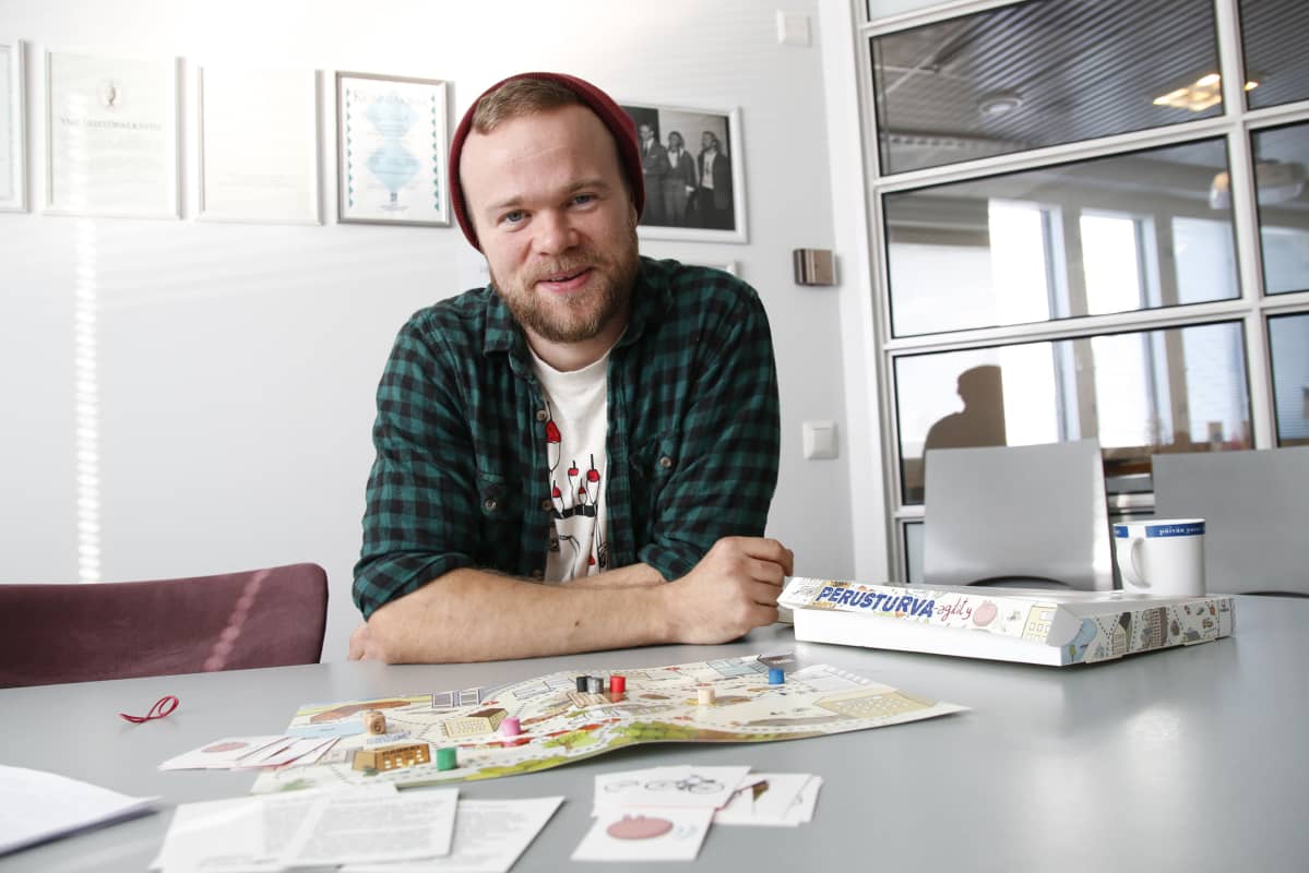 Ossi Laaksamo valmistui "sossun setäksi" pari vuotta sitten. Etuuskäsittelijänä hänellä on eturivin paikka yhteiskunnan tukea tarvitsevien elämään.