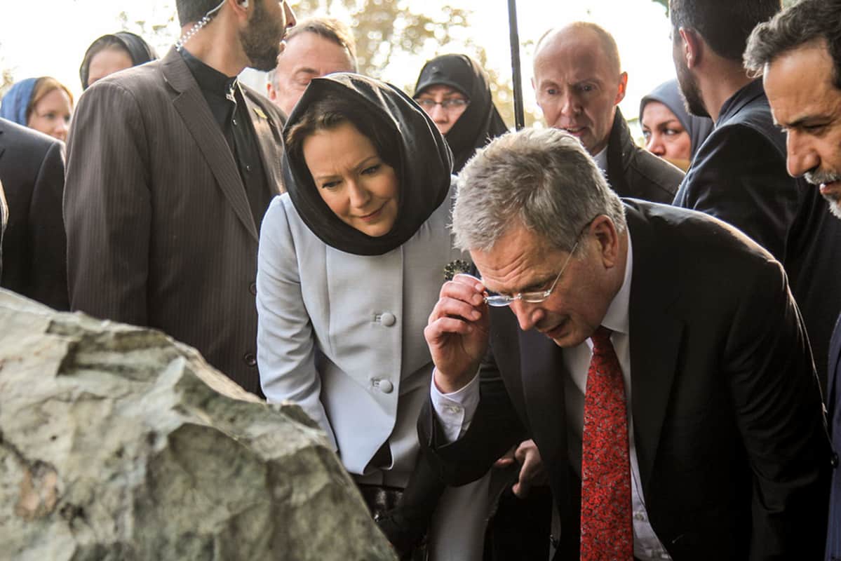 Niinistö ja Haukio lukevat taideteoksen nimikirjoitusta.