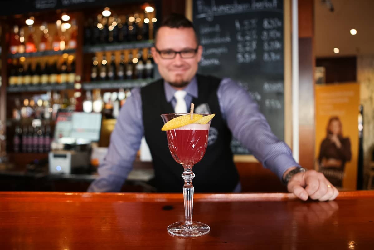 Baarimestari Markus Sillanpää seisoo baaritiskin takana.