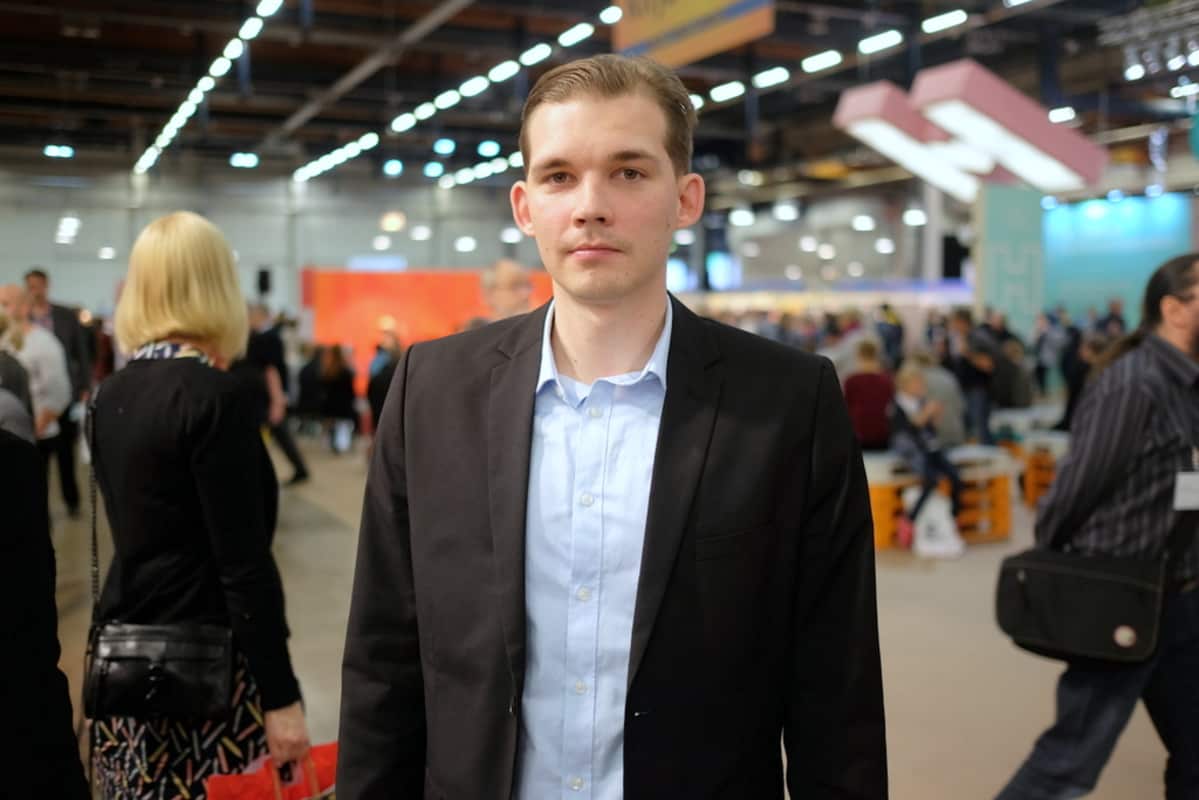 Esa Holappa käytti ennen toista nimeään Henrikiä, koska nimikirjaimet HH sopivat hyvin natsiaatteeseen. Nykyisin hän suosii etunimeään.