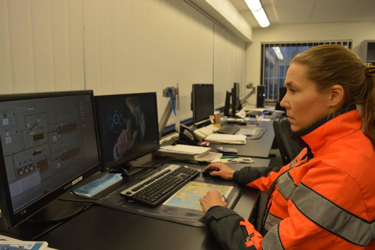 Påttin jätevedenpuhdistamon käyttöpäällikkö Milla Vesala tarkkailee veden laatua