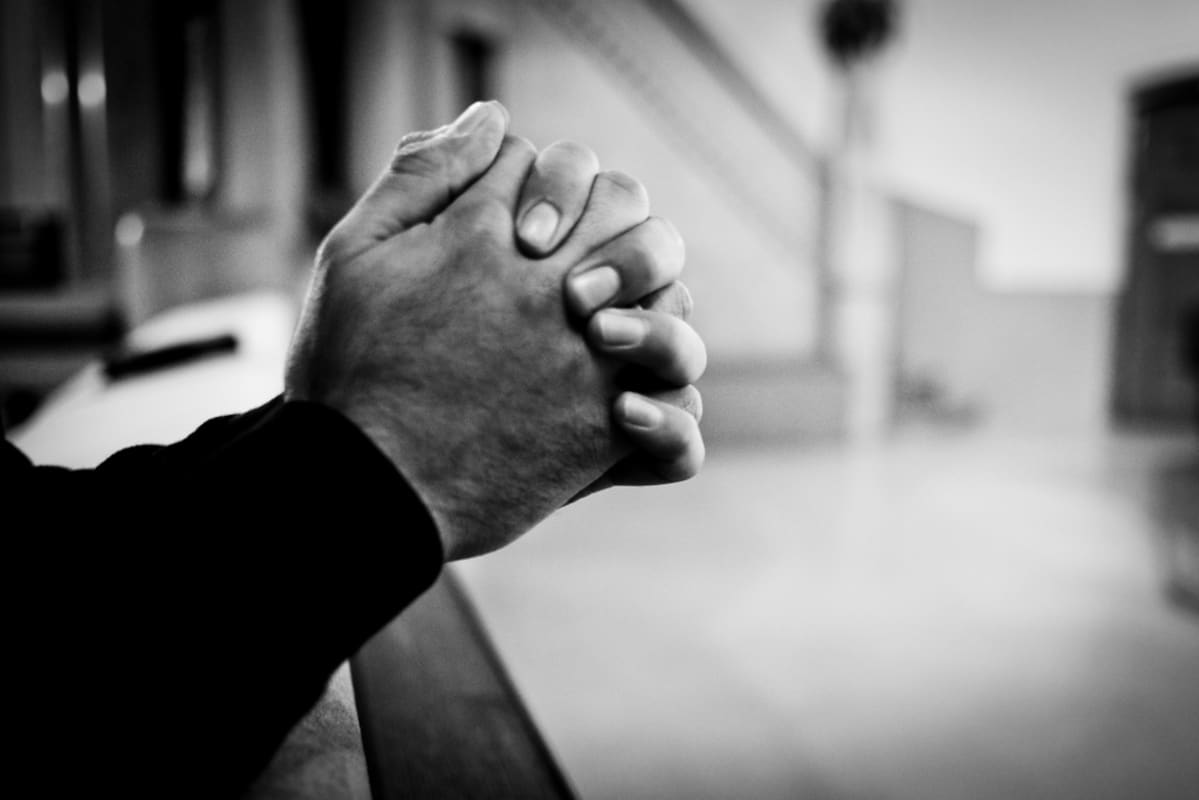 Islamista luopunut "Abed ristii kätensä rukoukseen Turun Mikaelin kirkossa.