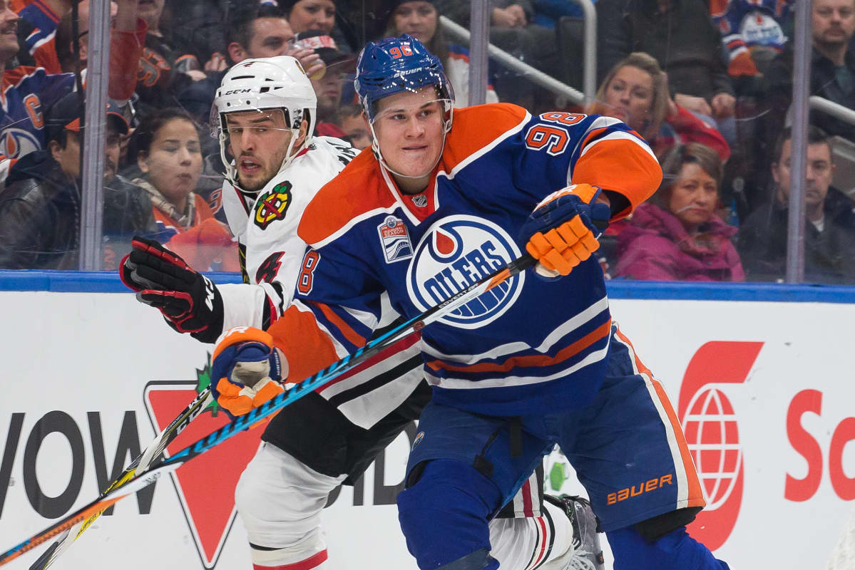 Edmontonin Jesse Puljujärvi kamppailee NHL-kaukalossa Chicago-puolustaja Niklas Hjalmarssonin kanssa.