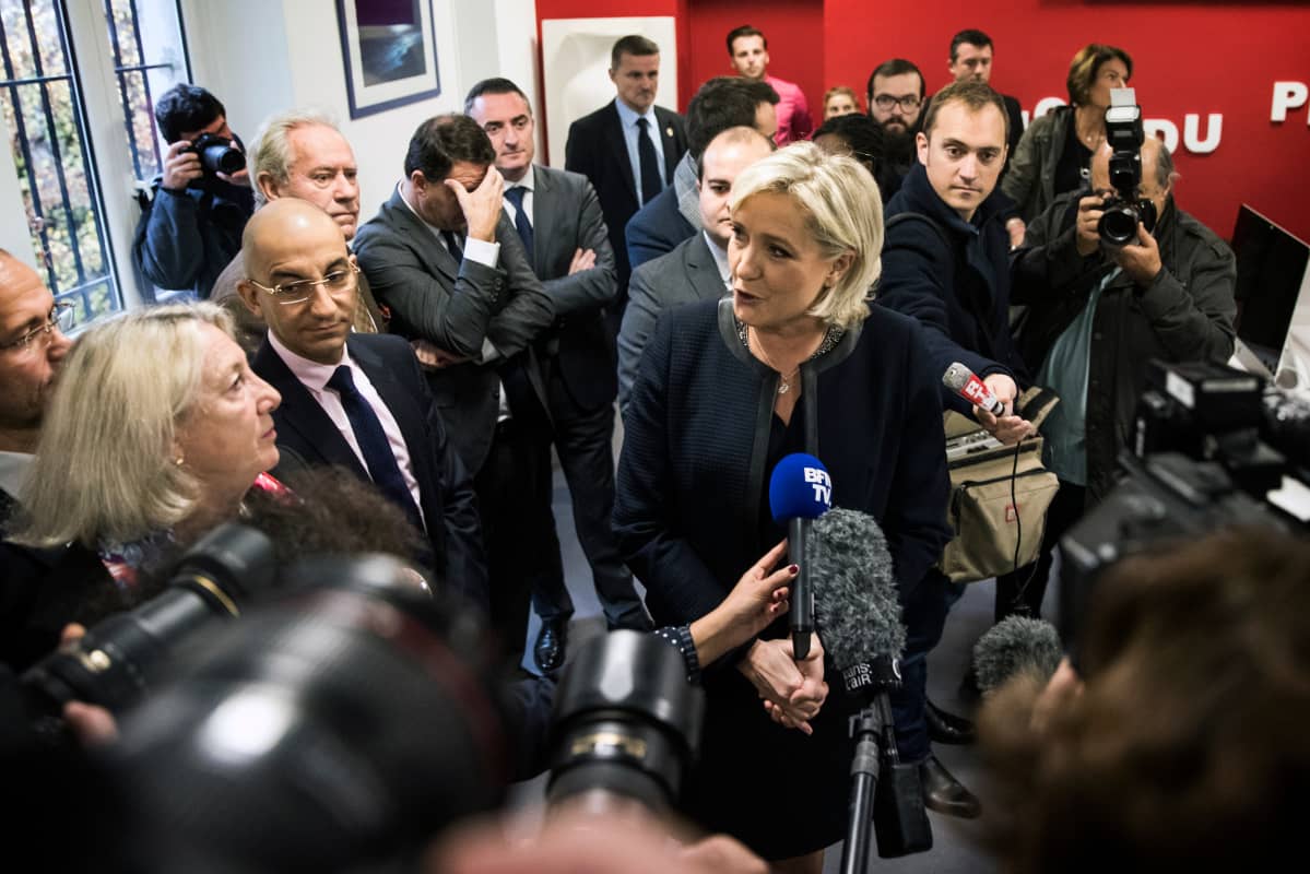 Marine Le Pen toimittajien piirittämänä