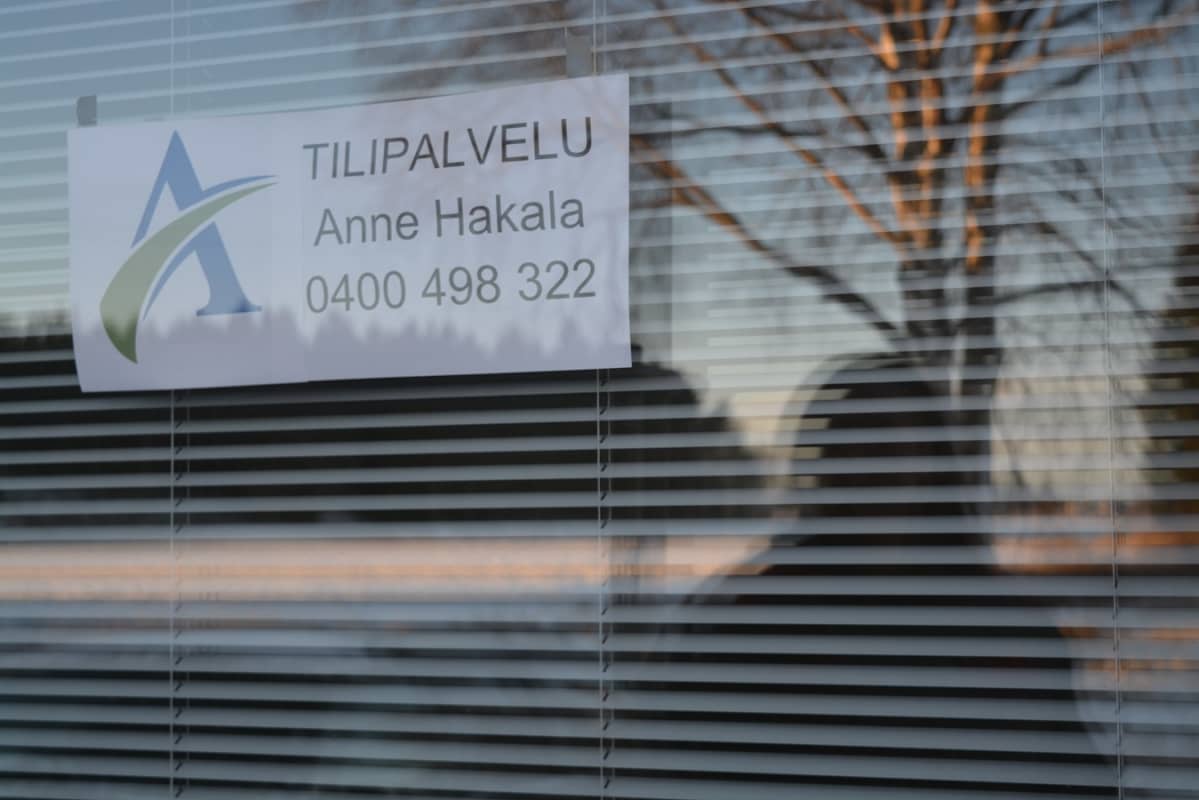 tilitoimistokyltti ikkunassa