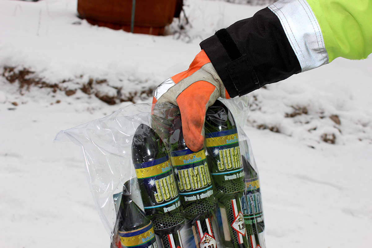 kädessä pakkaus ilotulitteita