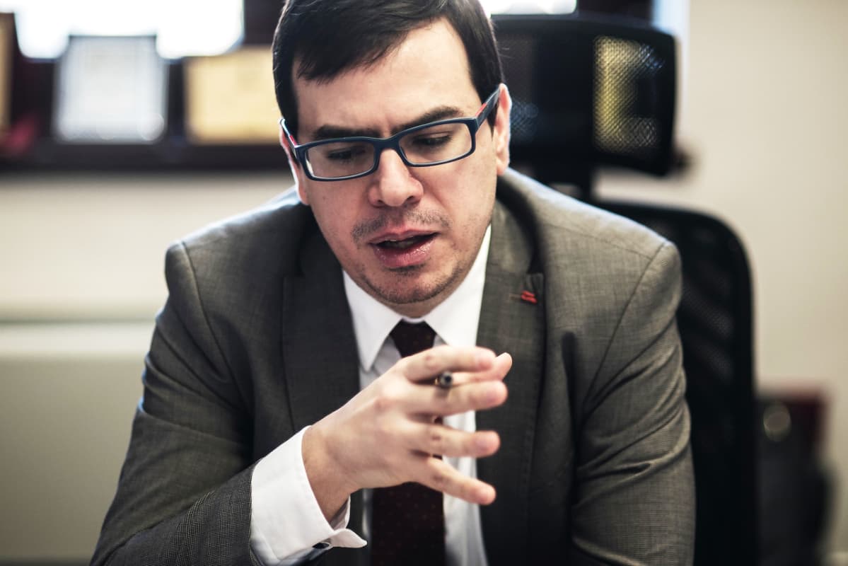 Apulaisprofessori Murat Önokin mukaan Turkin ongelma on, että vallassa olevat puolueet yrittävät aina puskea elämänarvojaan koko kansalle.