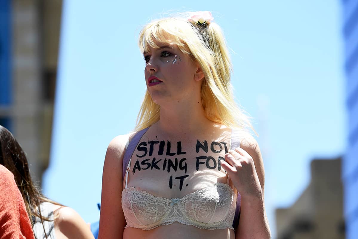 Still not asking for it -teksti sydneylaisen mielenosoittajan rintaan kirjoitetuna.