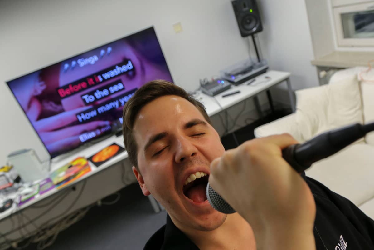 Jens-Antti Andersen testaa työpaikkansa Singan karaokea entisessä Marian sairaalassa. Singa on kasvuyritys, jonka nettikaraoken kappaleita laulaa kuukausittain jo 10 000 ihmistä Suomessa, Ruotsissa ja Britanniassa.