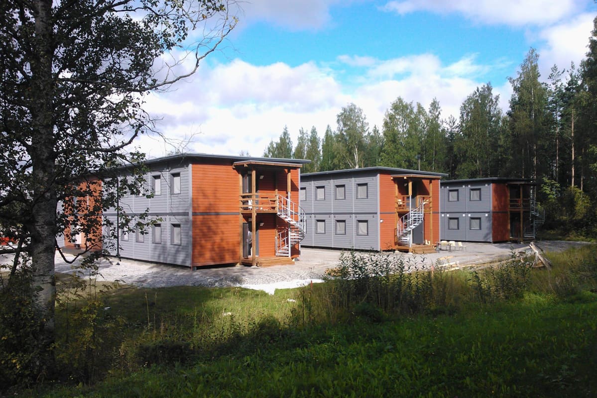 Ulkokuvassa moduuliasuntoja.