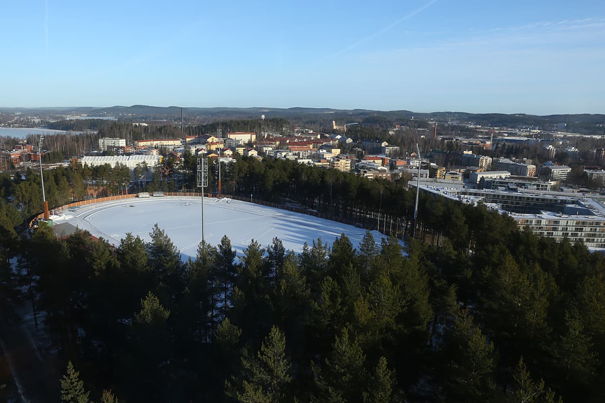 Vuonna 1926 valmistunut Harjun Stadion sijaitsee Jyväskylän kattojen yllä.