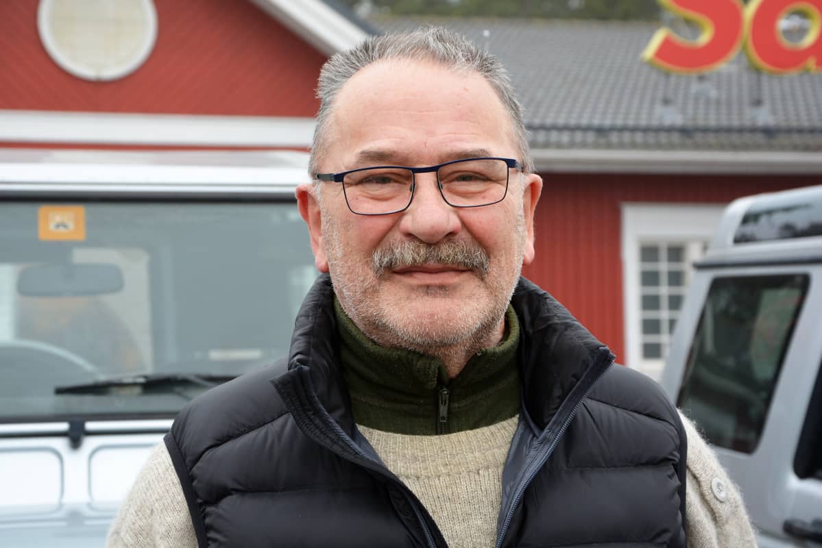 Mies, Esa Uotinen, Kustavissa kaupan pihalla.