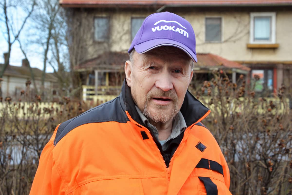 Mies lipppalakki päässä Kustavin keskustassa.