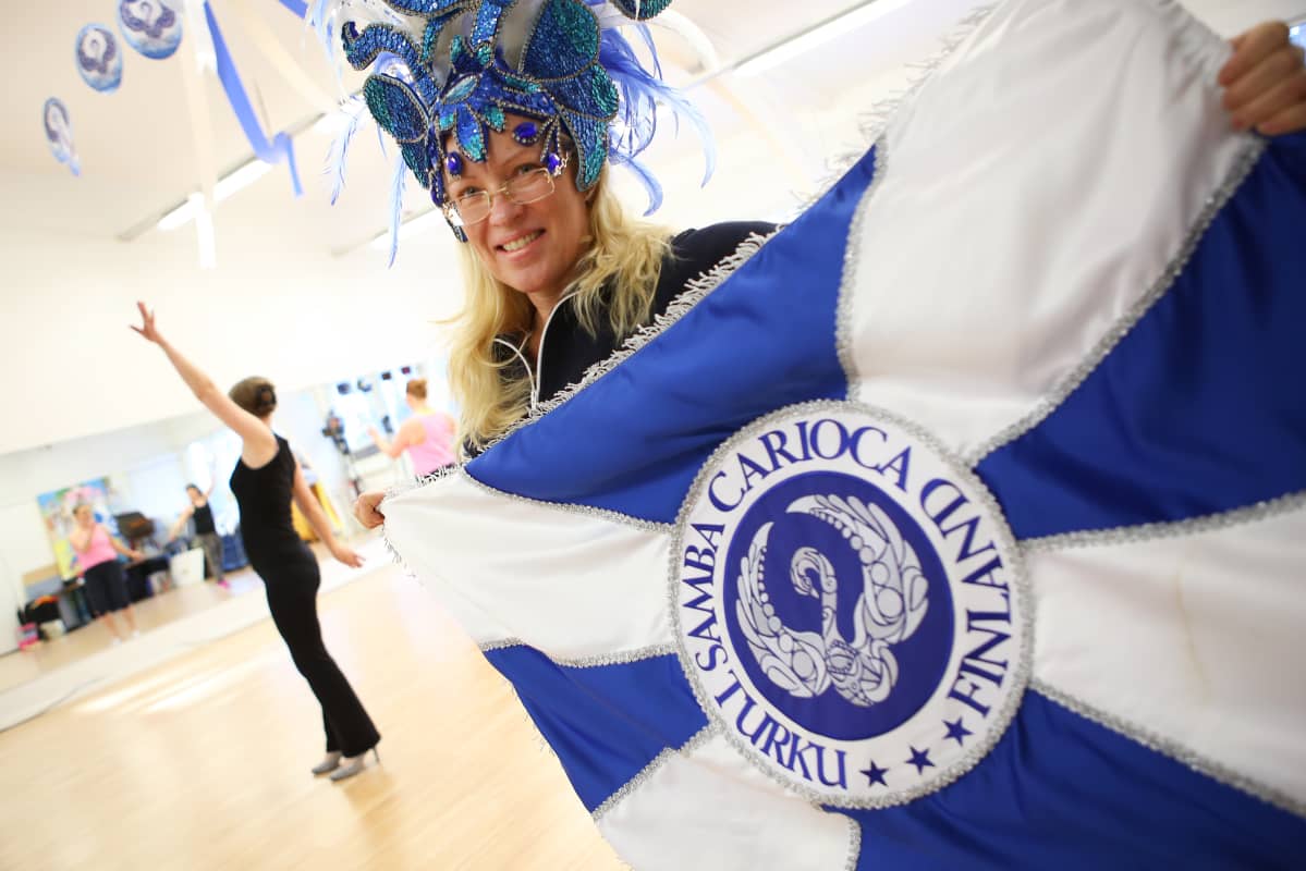 Sari Lähteelä esittelee Samba Cariocan lippua.