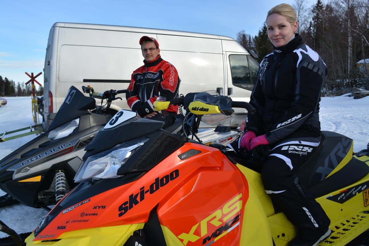 Martin Kock kisaa Polariksellaan 800-kuutioisissa ja Jennie Nieminen 600-kuutioisissa.
