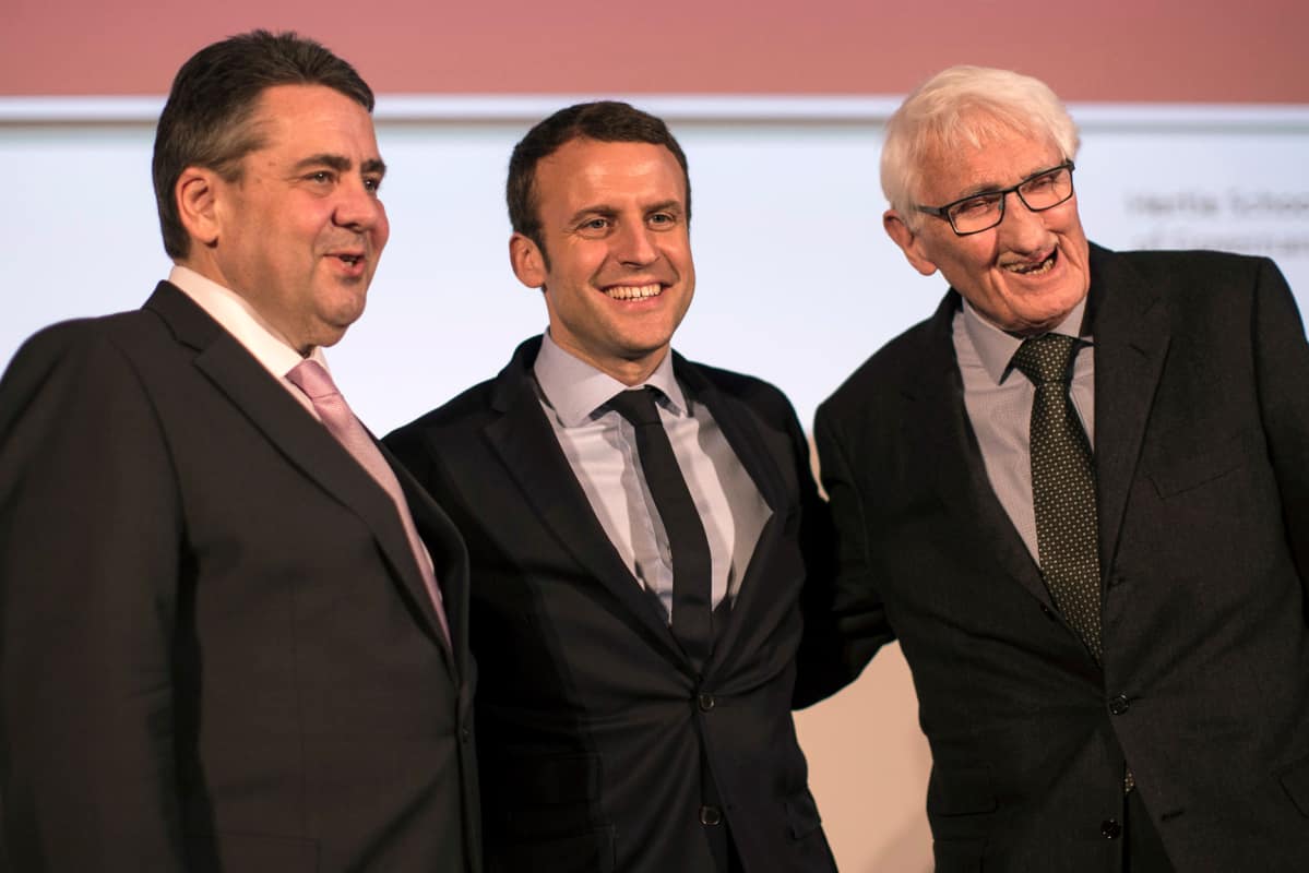 Presidenttiehdokas Emmanuel Macron tapasi maaliskuussa Berliinissä Saksan ulkoministerin Sibmar Gabrielin (vas.) ja filosofi Jürgen Habermasin (oik.).