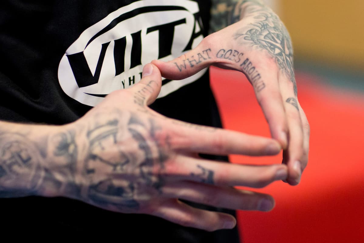 Teemu Tammisen tatuoidut sormet lähikuvassa