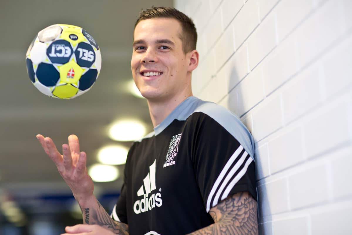 Nico Rönnberg poseeraa pallon kanssa