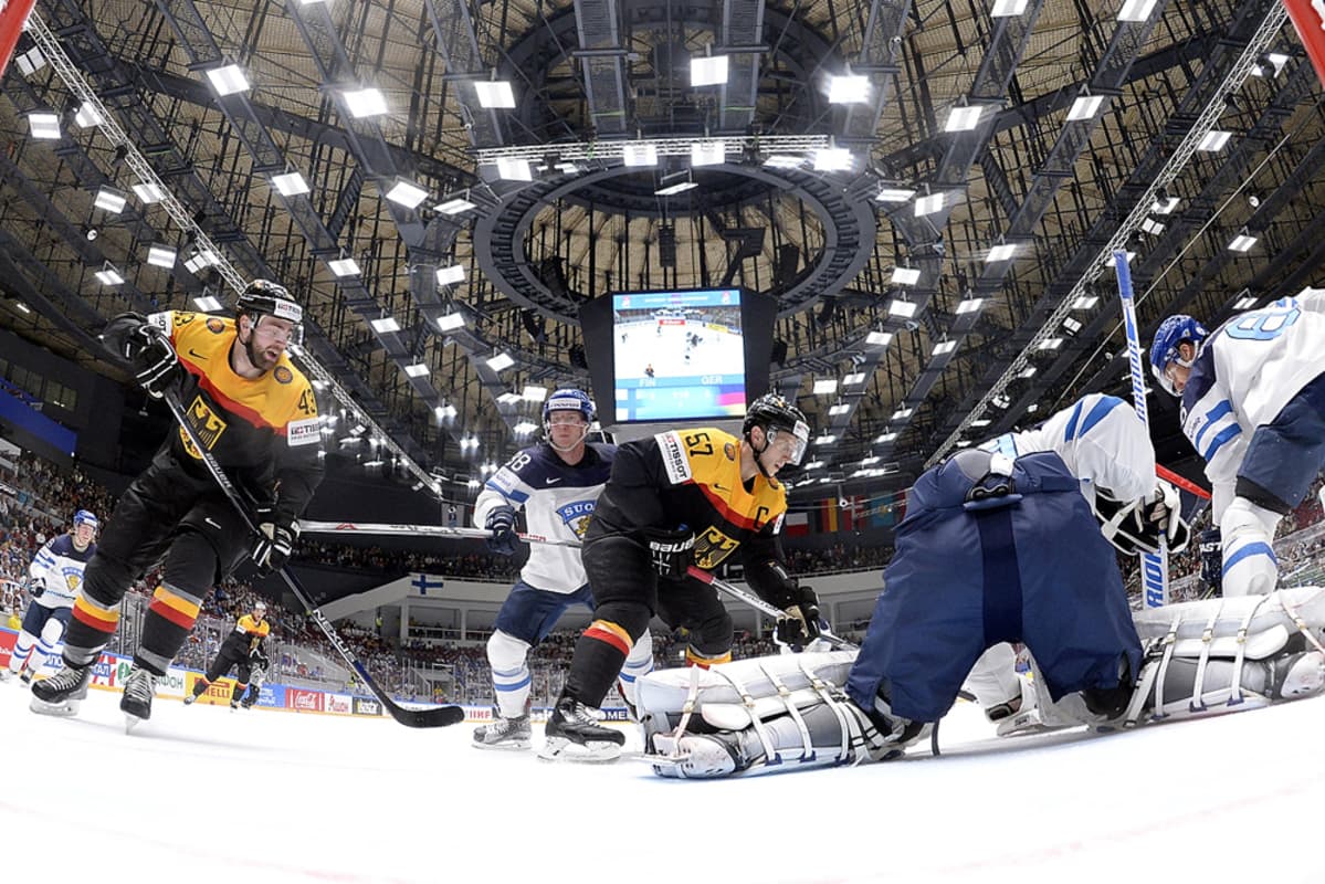 Juuso Hietanen, Mikko Koskinen ja Topi Jaakola puolustavat Suomen maalia.