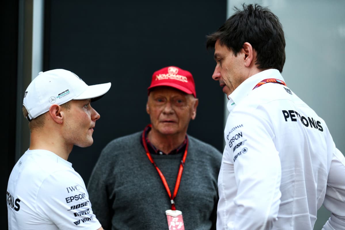 Valtteri Bottas (vas.), Mercedes-tallin puheenjohtaja Niki Lauda ja tallipäällikkö Toto Wolff