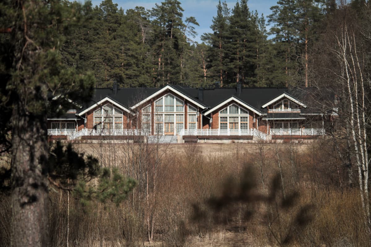 Venäjän presidentti Vladimir Putin majoittuu Valamossa huvilassa, joka on kätketty metsän suojaan tavallisilta turistireiteiltä.