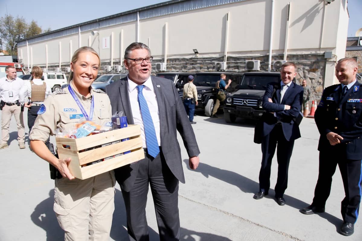 Niina Koivisto ja ulkoministeri Timo Soini