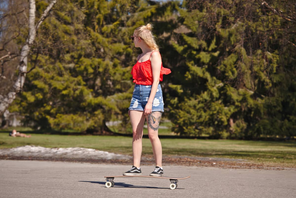 Tyttö longboardilla.