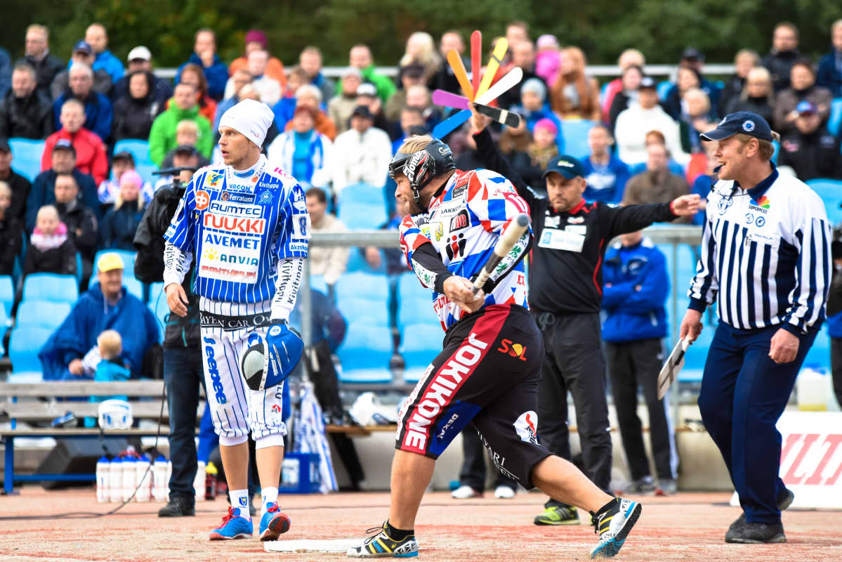 Superpesiksen 2. välieräottelu Joensuun Maila vs Vimpelin Veto vuonna 2015. Hannu Huuskonen syöttää ja Sami Joukainen lyö.