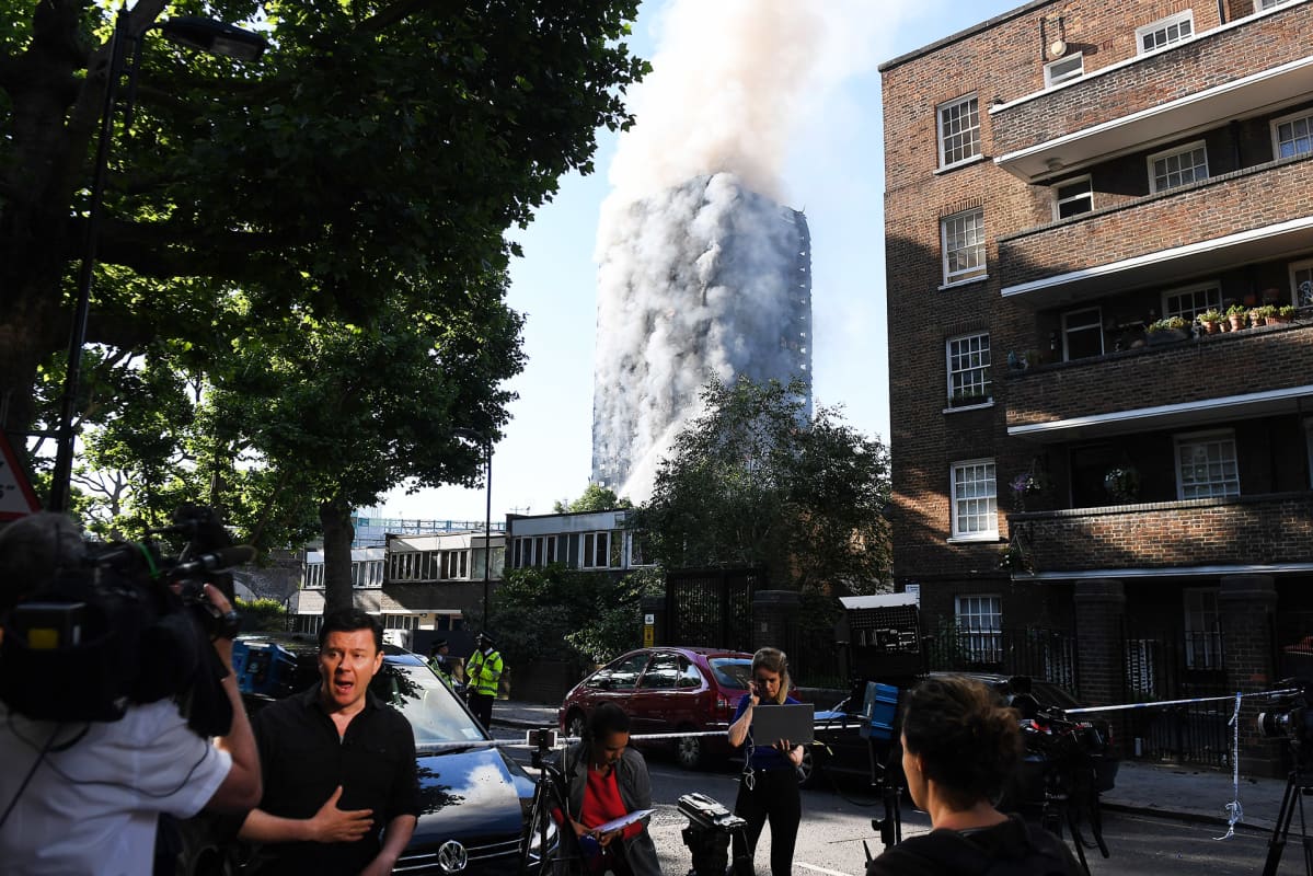 Grenfell Tower palaa.